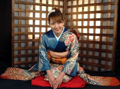 日本女人把b叉开,诠释独特时尚风格